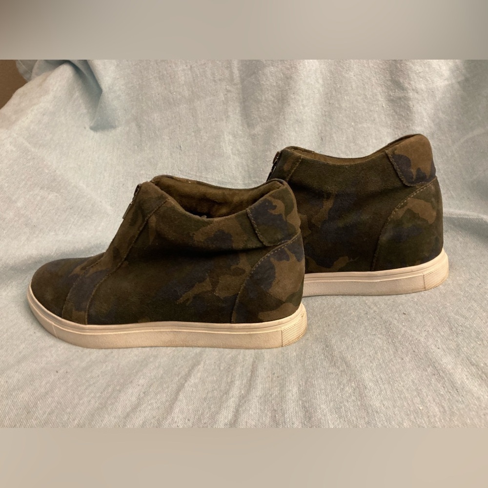 Blondo Glenda Suede Waterproof Wedge Sneakers in Green Camo - Picture 4 of 12